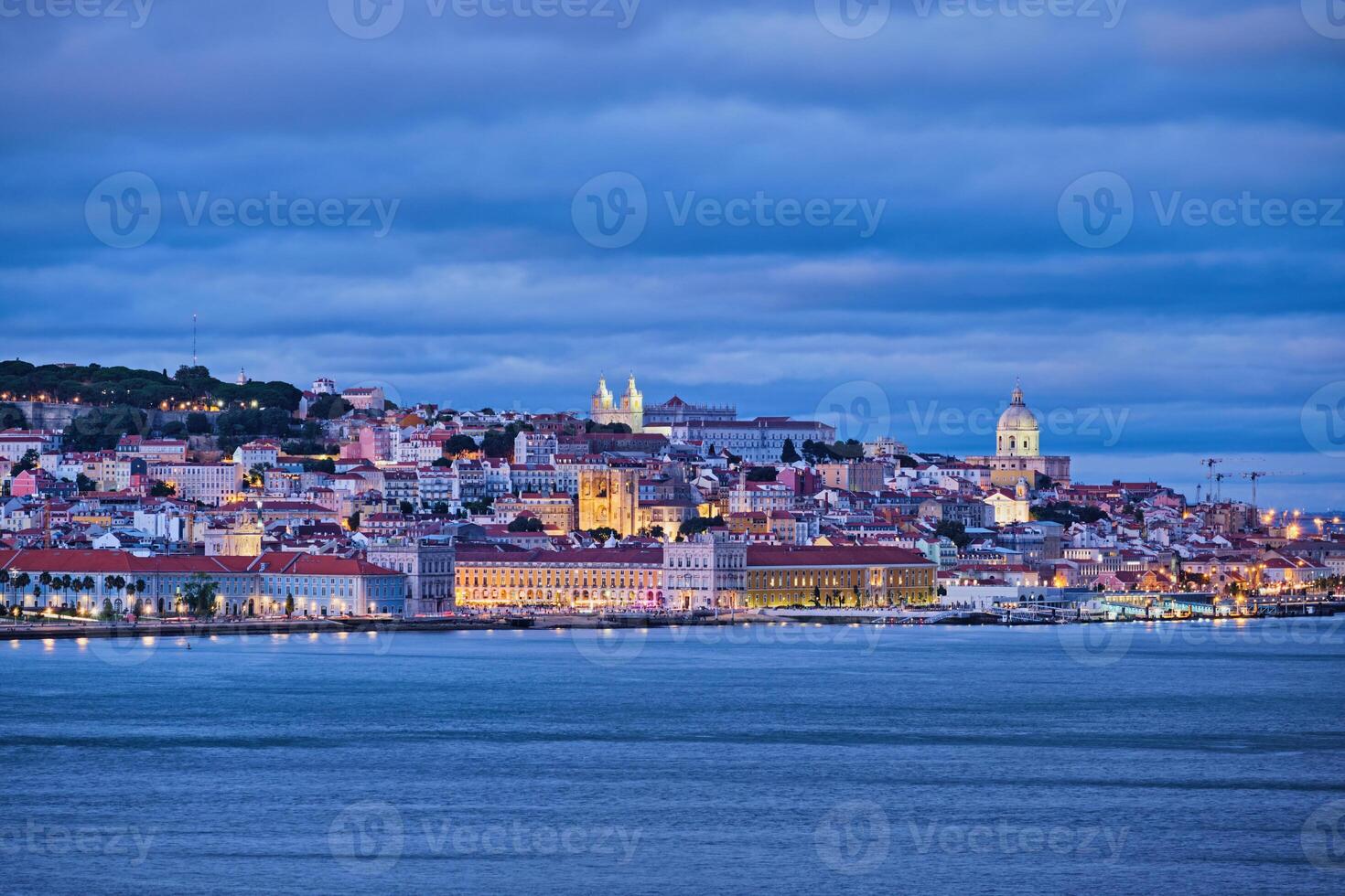 ver de Lisboa ver terminado tajo río con yates y barcos en el noche. Lisboa, Portugal foto