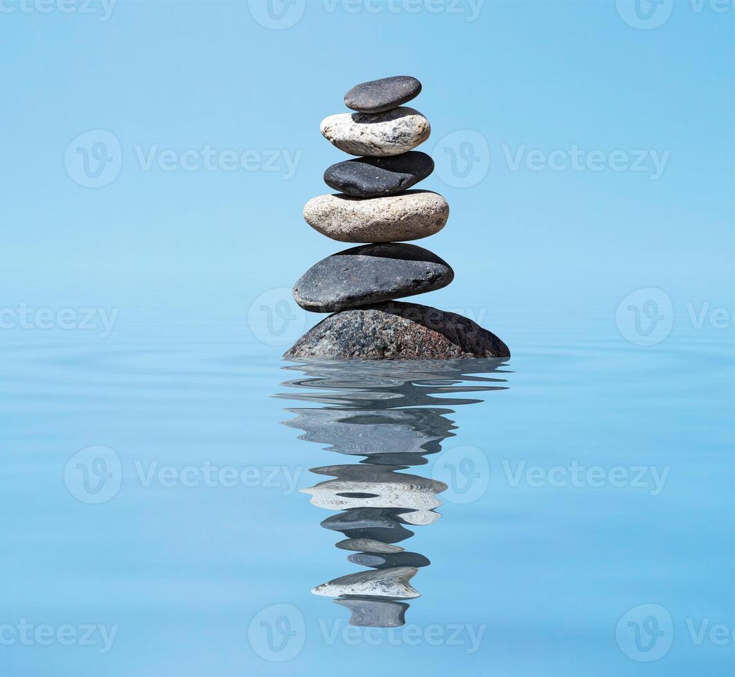 zen equilibrado piedras apilar en lago equilibrar paz silencio concepto foto
