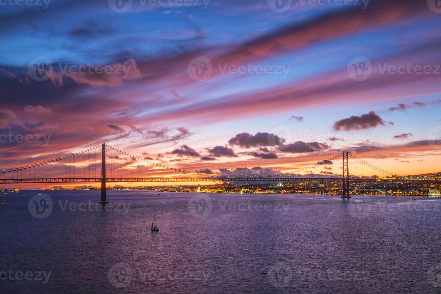 ver de 25 Delaware abril puente a noche. Lisboa, Portugal foto