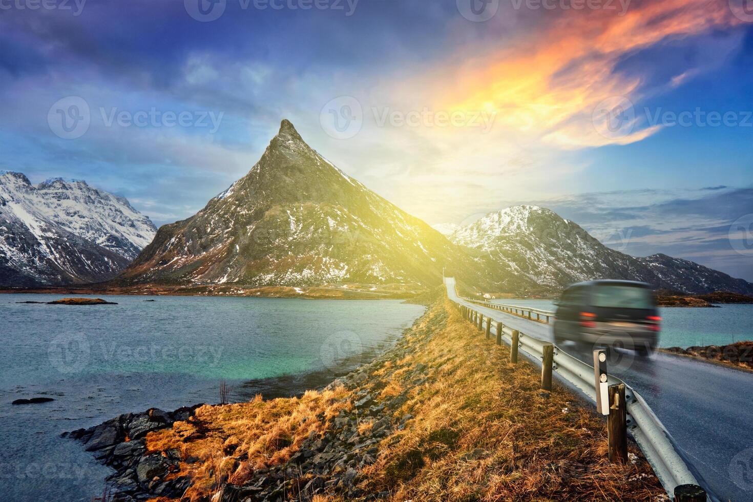 coche en la carretera en Noruega foto