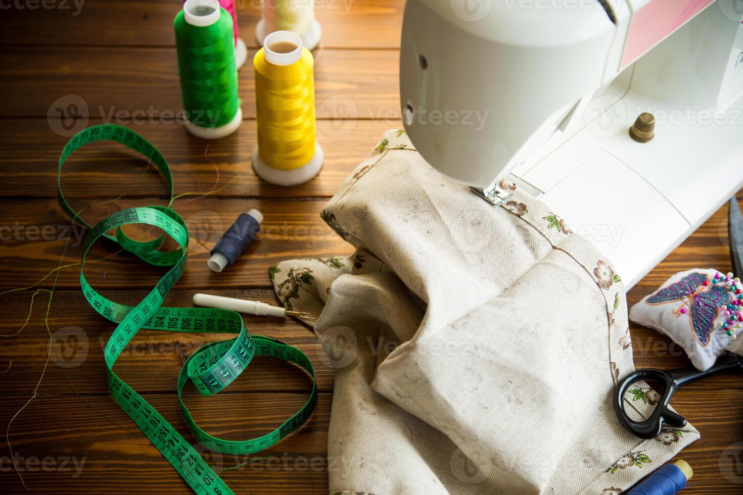 de coser máquina con tela y hilos para de coser, de cerca. el trabajando proceso foto