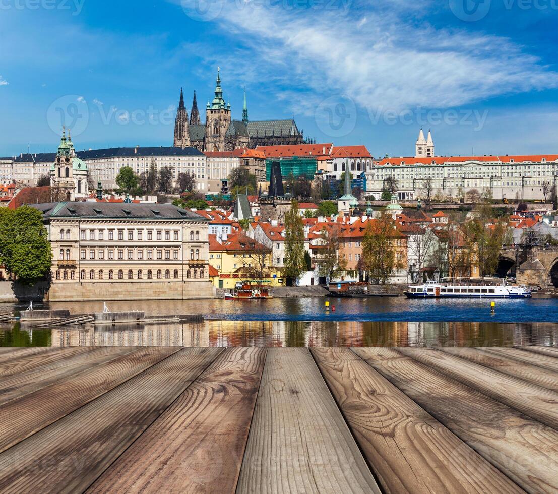 de madera tablones con ver de Praga Charles puente terminado Vltava riv foto