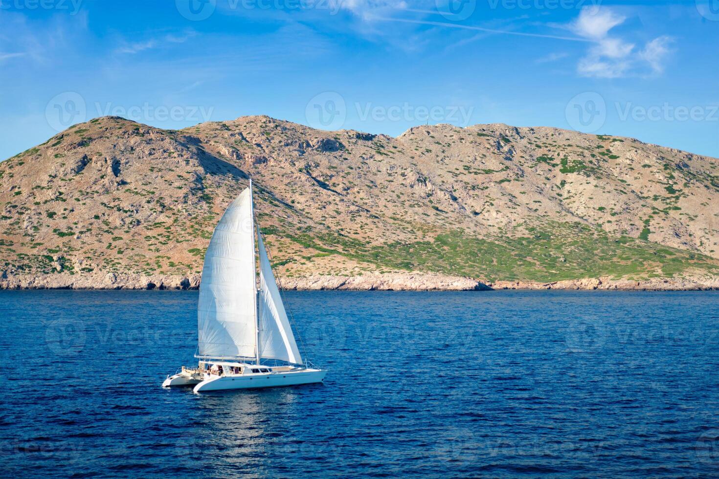 catamarán yate en Egeo mar foto