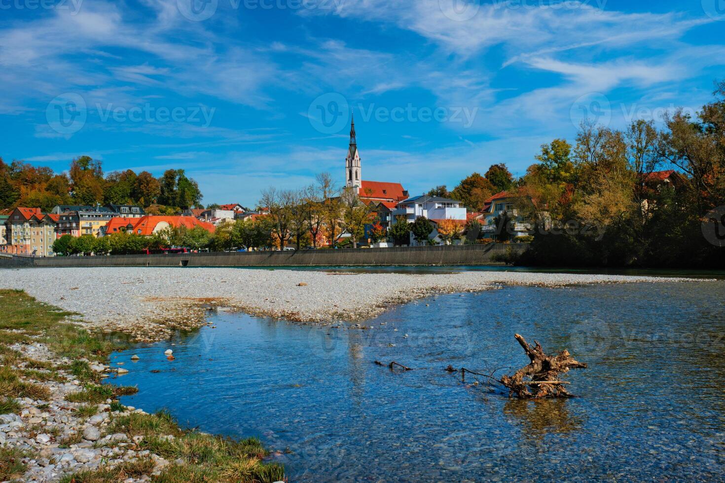 malo tolz pintoresco recurso pueblo en baviera, Alemania en otoño y isar río foto