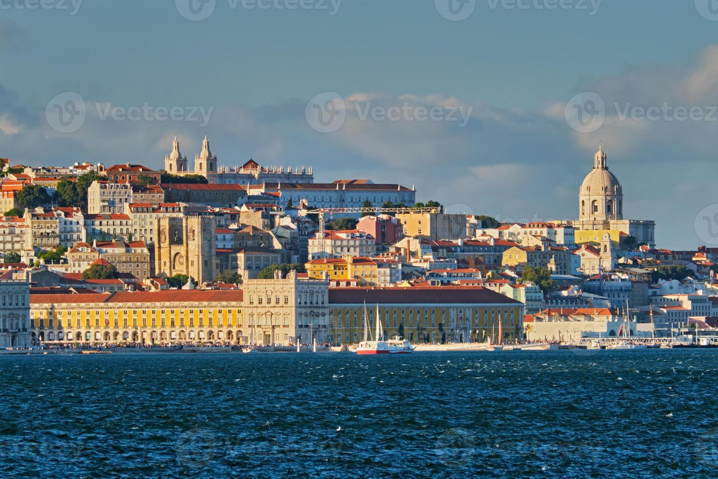 ver de Lisboa ver terminado tajo río con yates y barcos en puesta de sol. Lisboa, Portugal foto