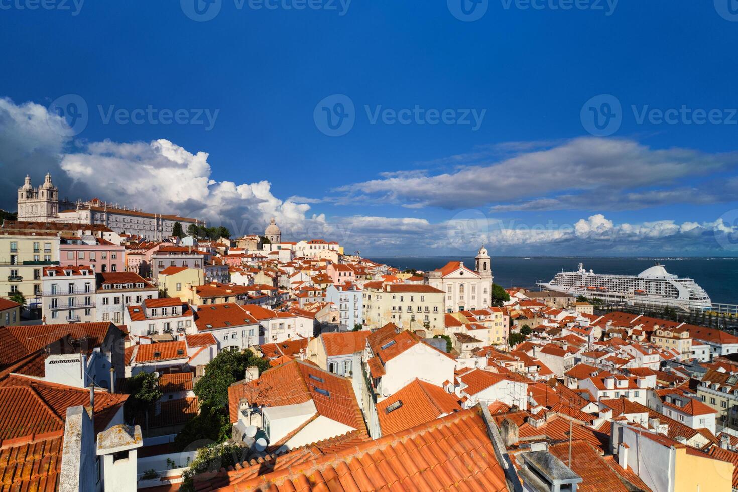 ver de Lisboa desde miradouro Delaware Papa Noel luzia punto de vista con amarrado crucero transatlántico y Moviente nubes Lisboa, Portugal foto