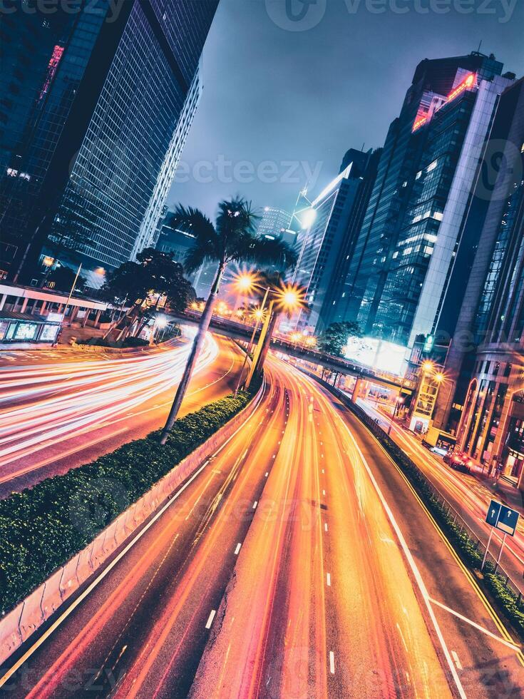 calle tráfico en hong kong a noche foto