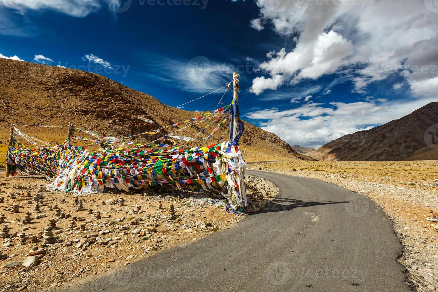 la carretera y budista oración banderas pulmón a namshang la aprobar. muchacho foto