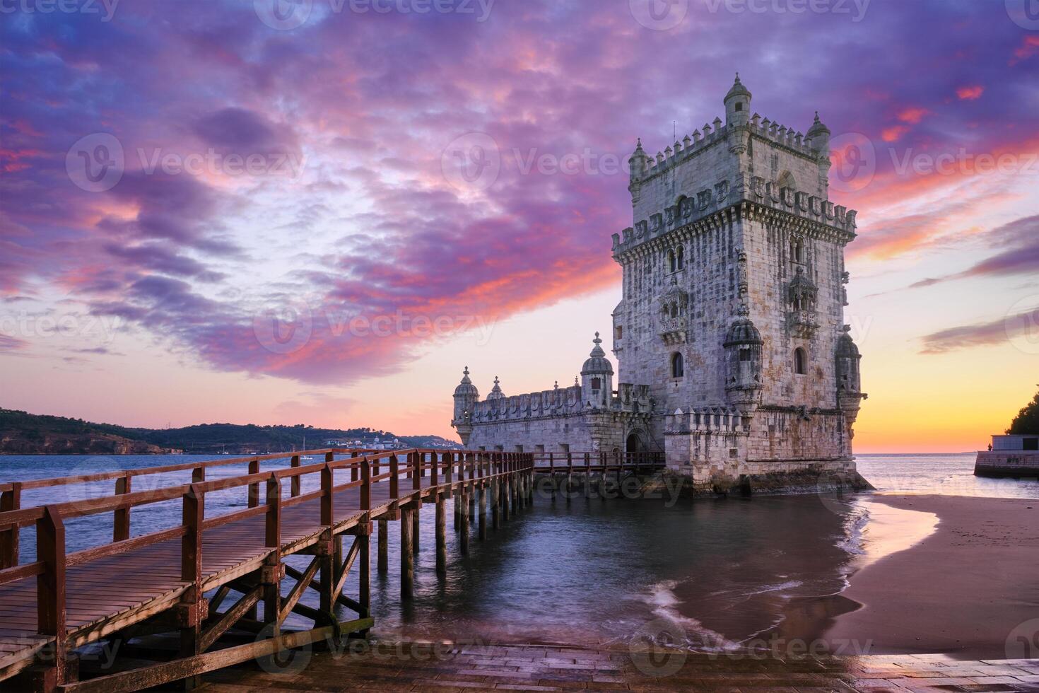 Belem torre en el banco de el tajo río en oscuridad después puesta de sol. Lisboa, Portugal foto