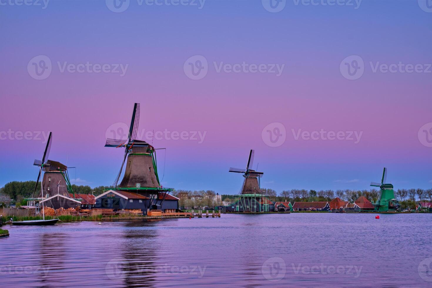 molinos de viento a zaanse schans en Holanda en crepúsculo en puesta de sol. zaa foto