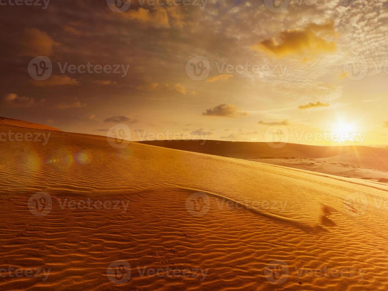 blanco arena dunas en amanecer, mui nordeste, Vietnam foto