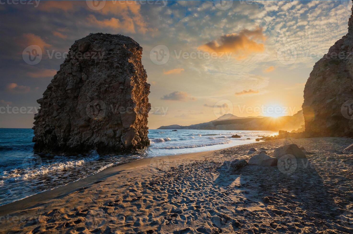 fyriplaka playa en atardecer, milos isla, cicladas, Grecia foto