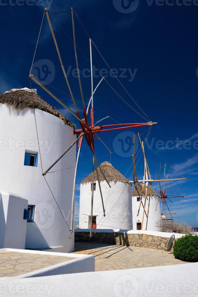 molinos de viento griegos tradicionales en la isla de mykonos al amanecer, cícladas, grecia foto