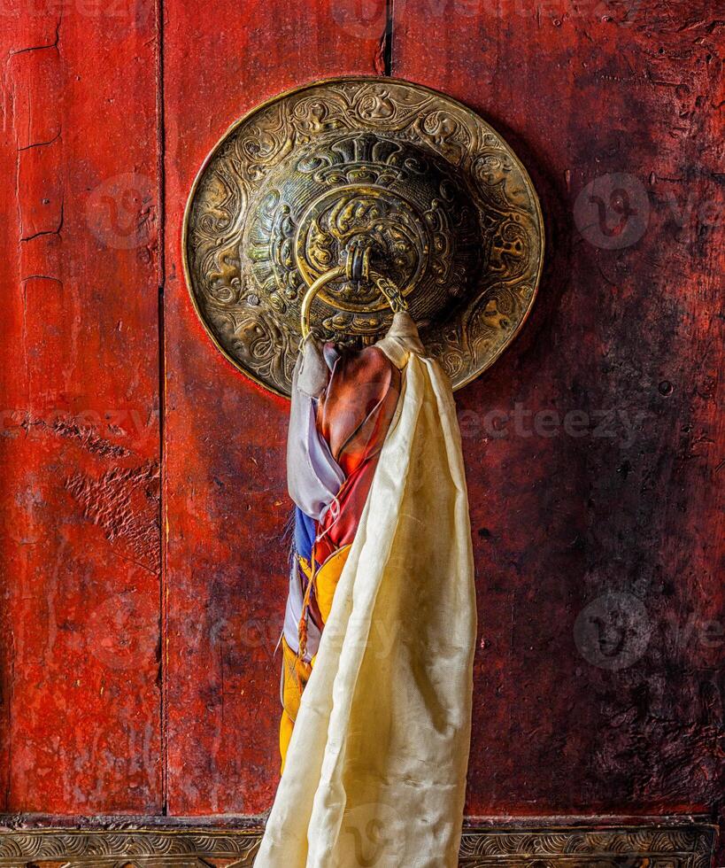 puerta portón encargarse de de grueso gompa tibetano budista monasterio foto