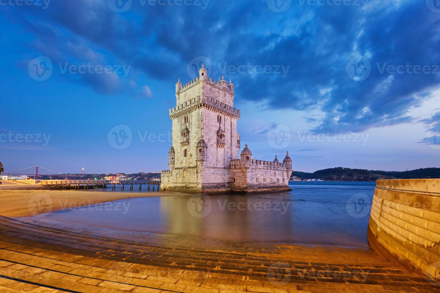 Belem torre en el banco de el tajo río en crepúsculo. Lisboa, Portugal foto