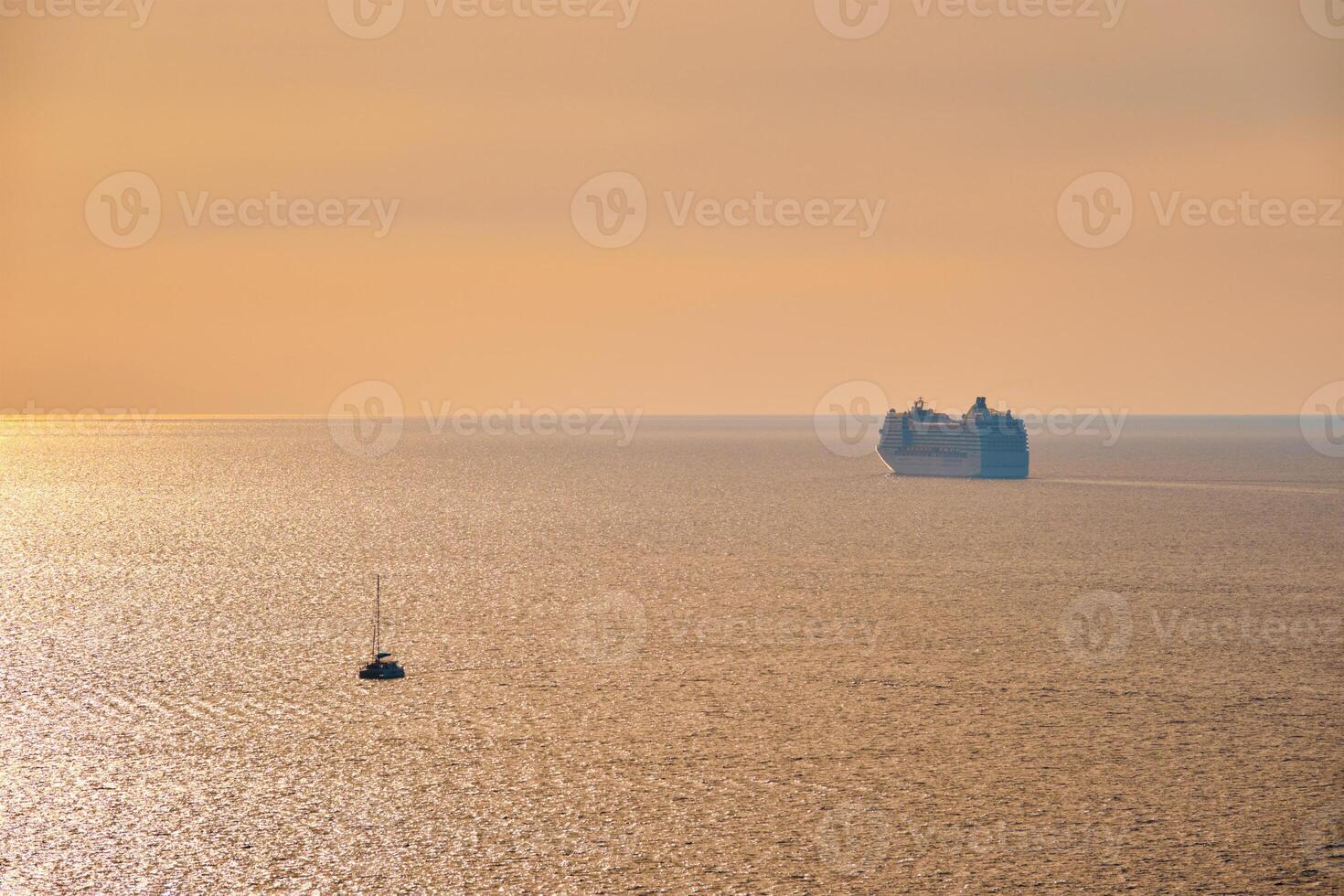 crucero Embarcacion silueta en Egeo mar en puesta de sol foto