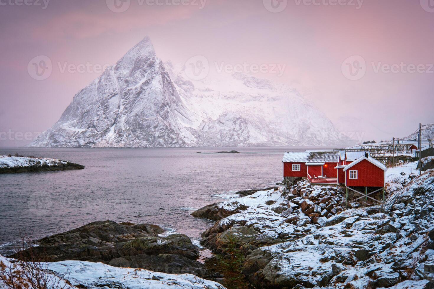 hamnoy pescar pueblo en lofoten islas, Noruega foto