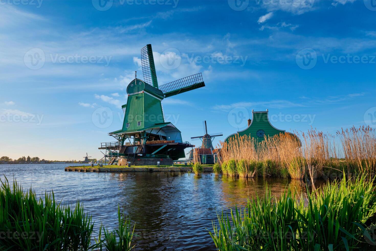 molinos de viento a zaanse schans en Holanda en puesta de sol. zaandam, Países Bajos foto