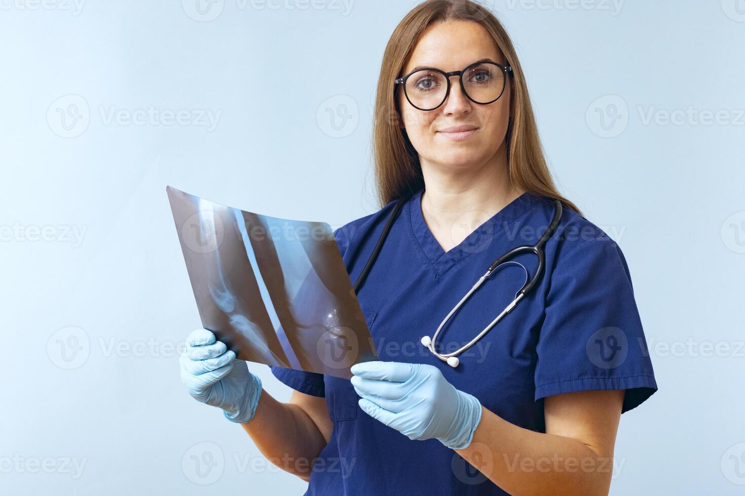 mujer médico análisis radiografía imágenes de pacientes lesionado pierna en un azul antecedentes foto