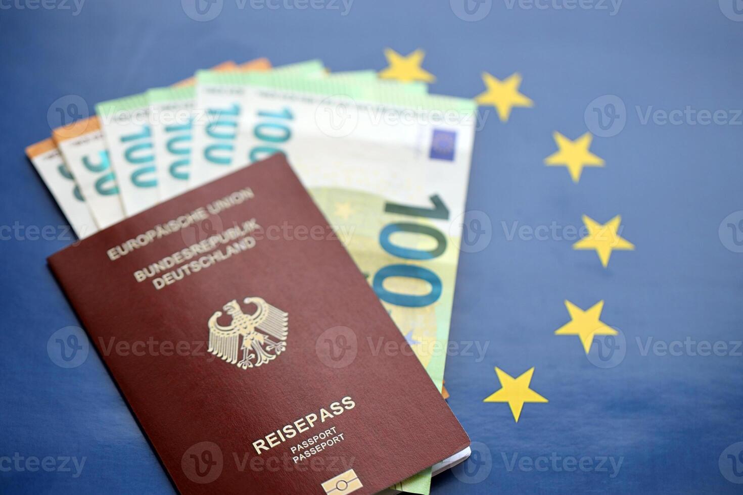 rojo alemán pasaporte de europeo Unión y dinero en azul bandera antecedentes cerca arriba foto