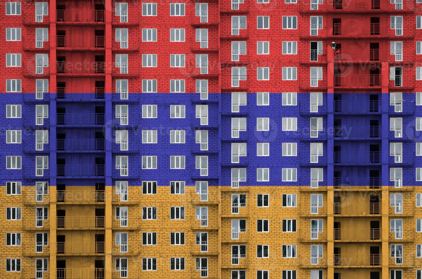 Armenia bandera representado en pintar colores en de muchos pisos residencial edificio debajo construcción. texturizado bandera en ladrillo pared antecedentes foto