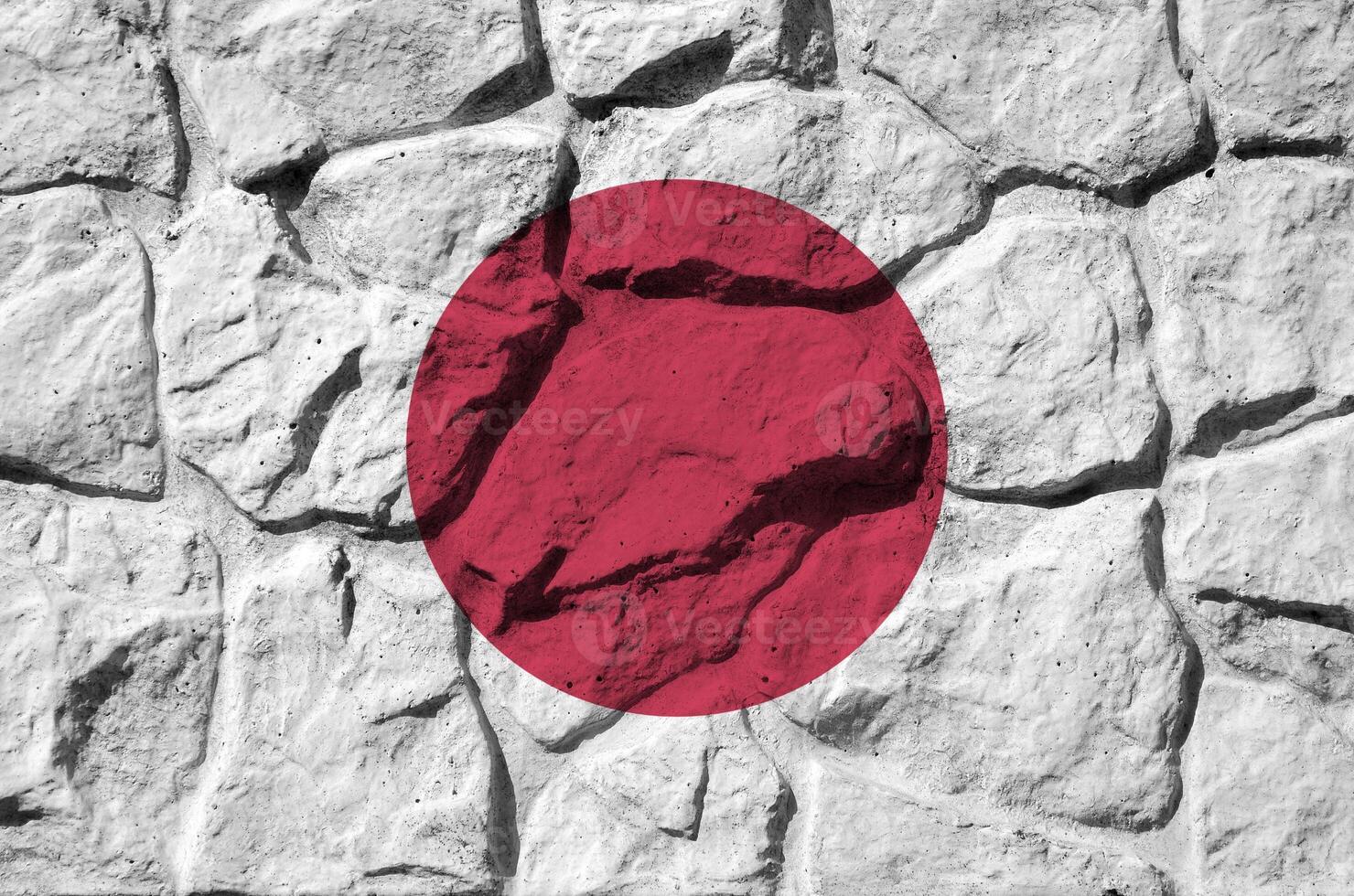 Japón bandera representado en pintar colores en antiguo Roca pared de cerca. texturizado bandera en rock pared antecedentes foto