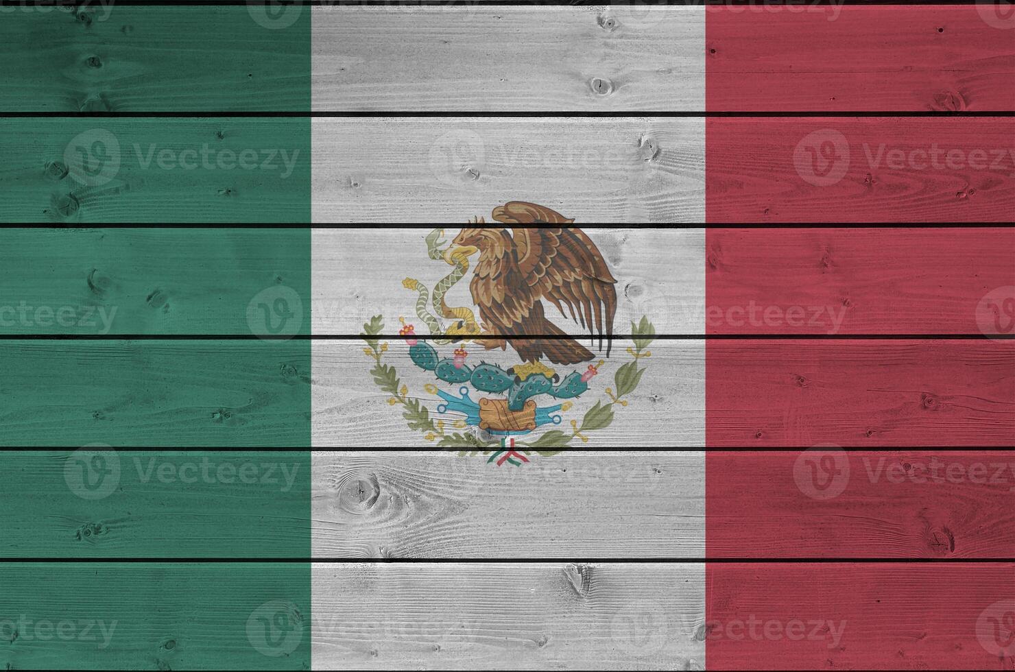 bandera de méxico representada en colores de pintura brillante en la pared de madera vieja. banner texturizado sobre fondo áspero foto