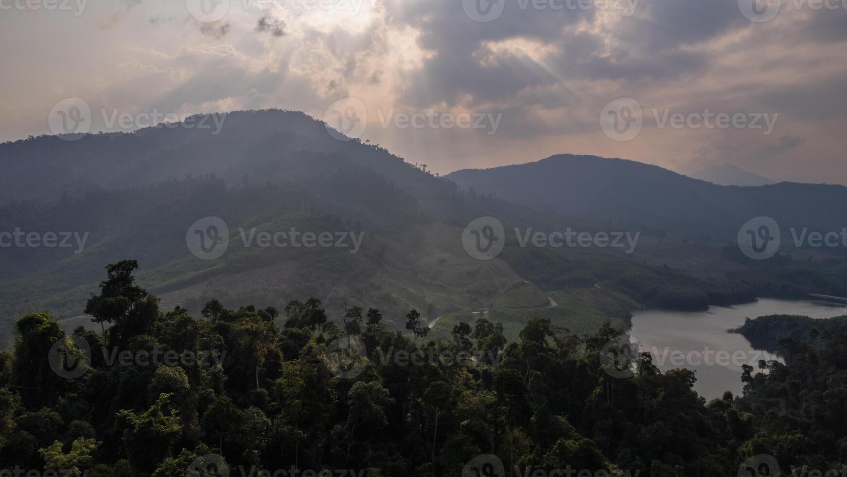 tropical montaña puesta de sol con sereno lago foto