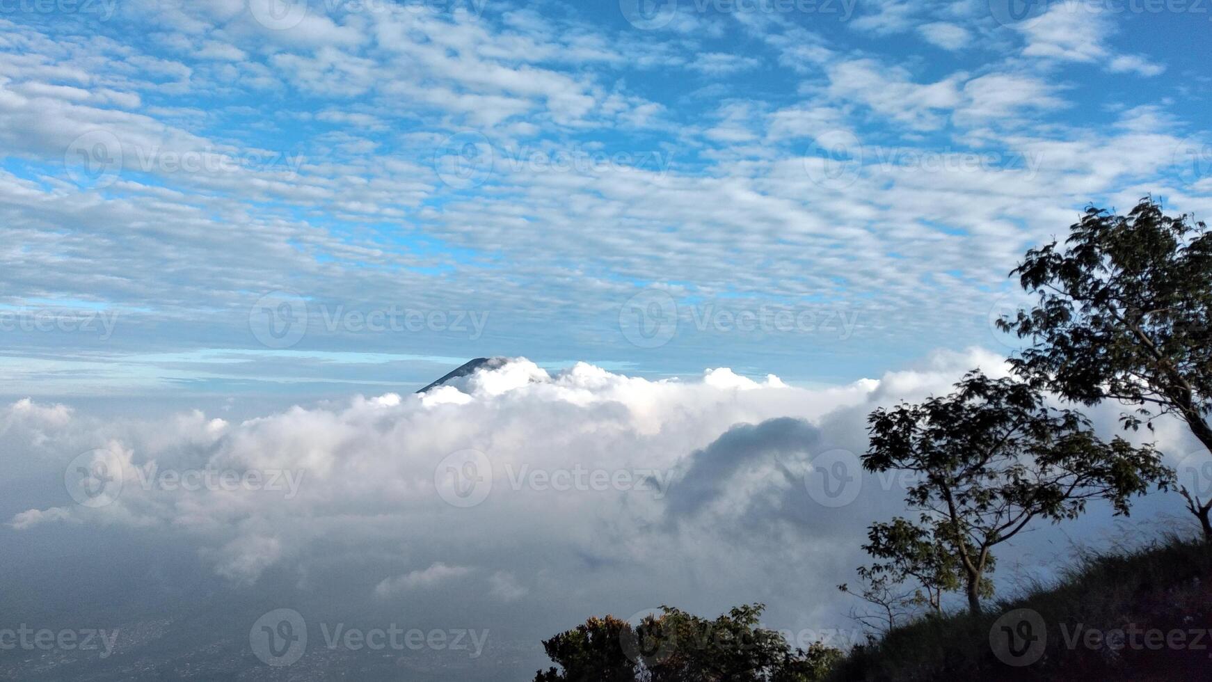 Cloudscape a phu chi fa ver punto en chiang rai provincia, tailandia foto