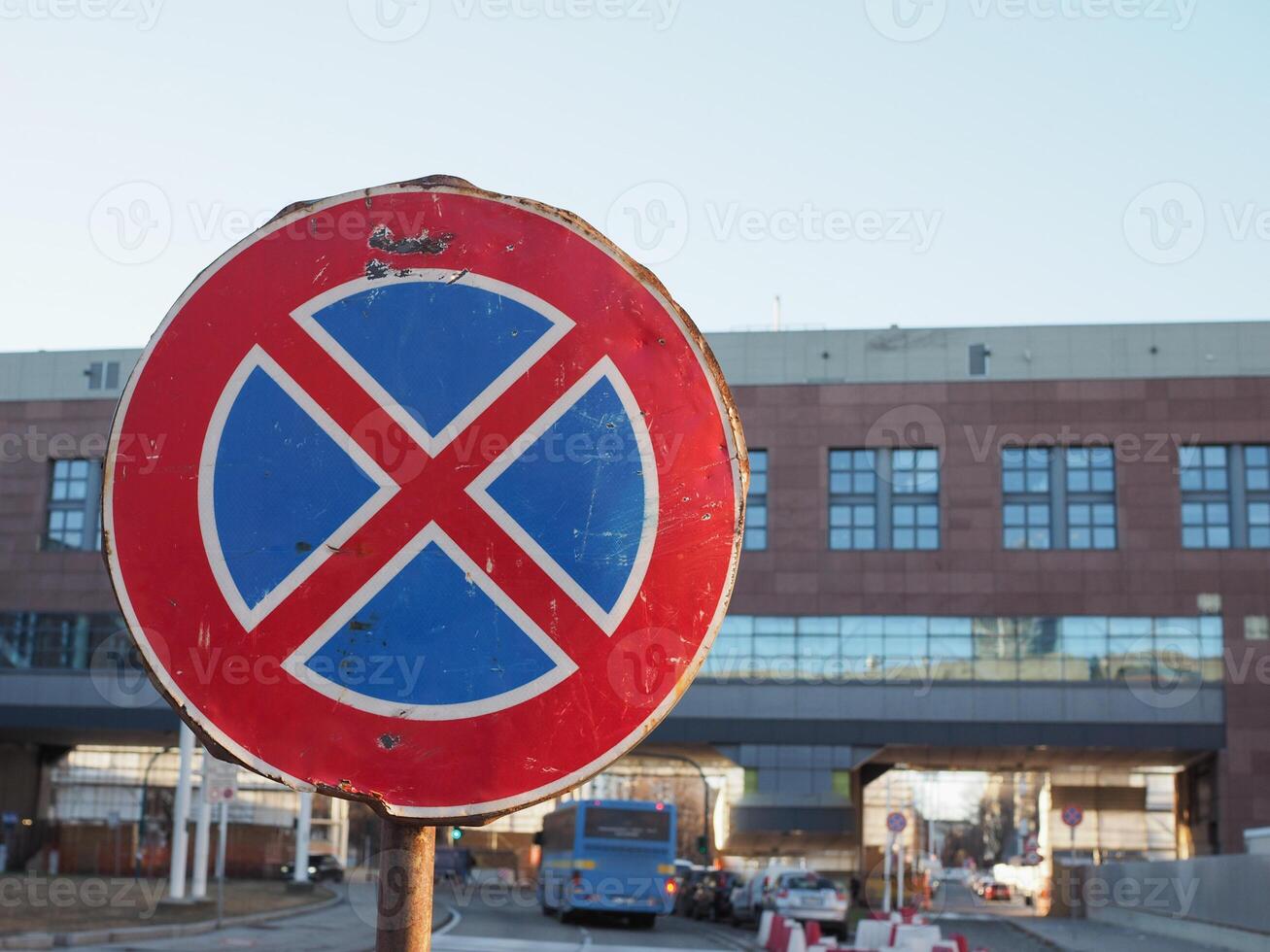 no hay estacionamiento y no hay señal de detenerse foto