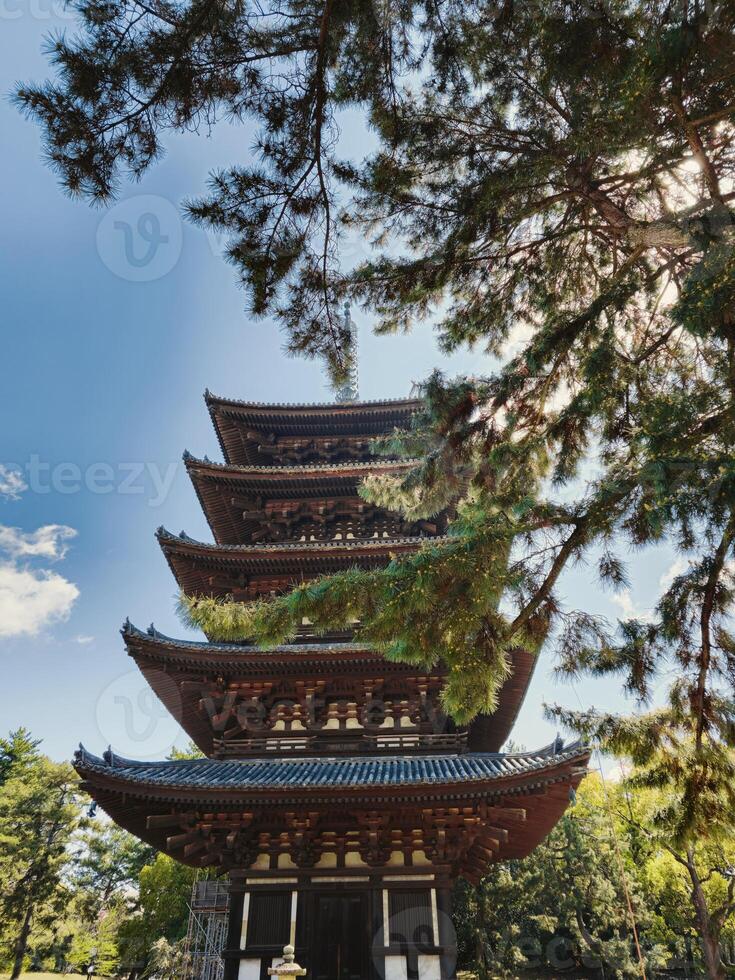 vertical extensión de un antiguo japonés pagoda foto