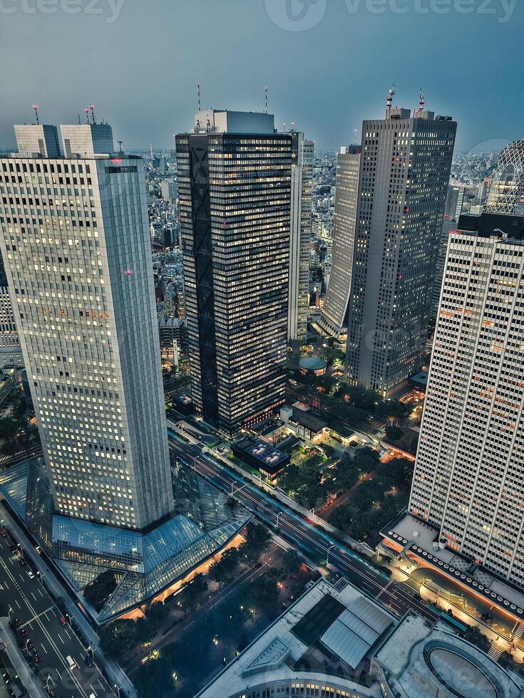 luces de el calle abajo el rascacielos en tokio foto