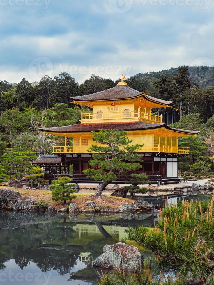 lago debajo el montaña con un amarillo templo foto