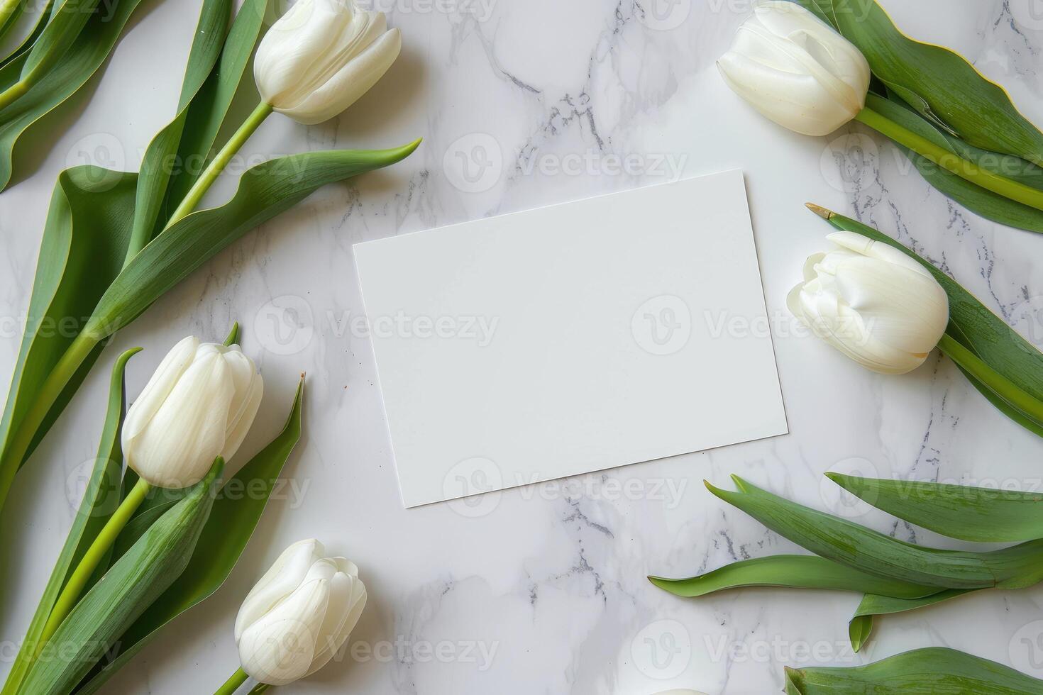 ai generado parte superior ver de blanco blanco tarjeta con tulipanes en mármol mesa. festivo floral antecedentes con Copiar espacio. saludo tarjeta para De las mujeres de la madre día y otro primavera vacaciones. ramos de flores foto