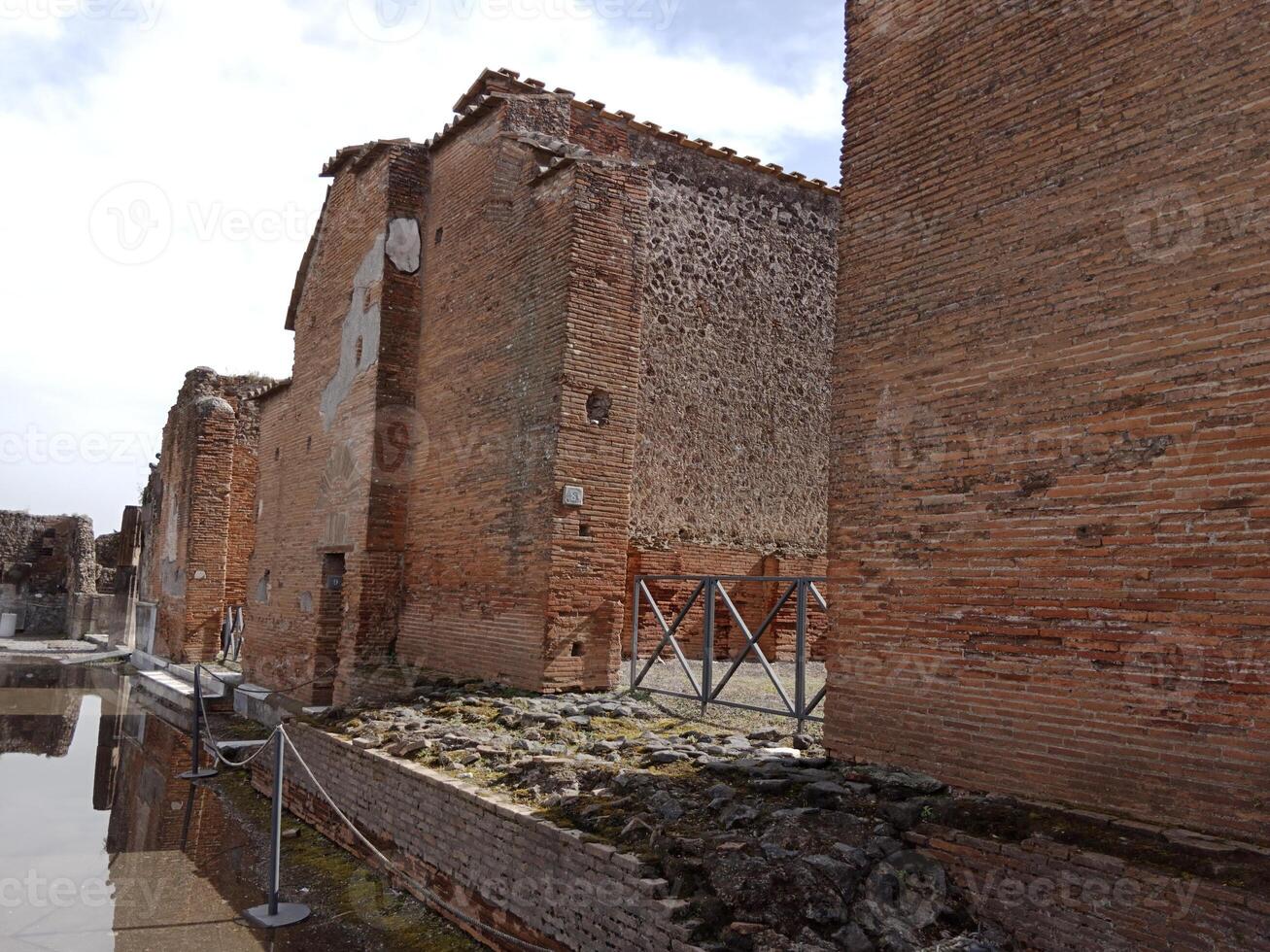 Pompeya, el antiguo romano ciudad enterrado por el erupción de montar Vesubio, soportes como un la unesco mundo patrimonio sitio, ofrecimiento un único vislumbrar dentro diario vida durante el romano imperio. foto