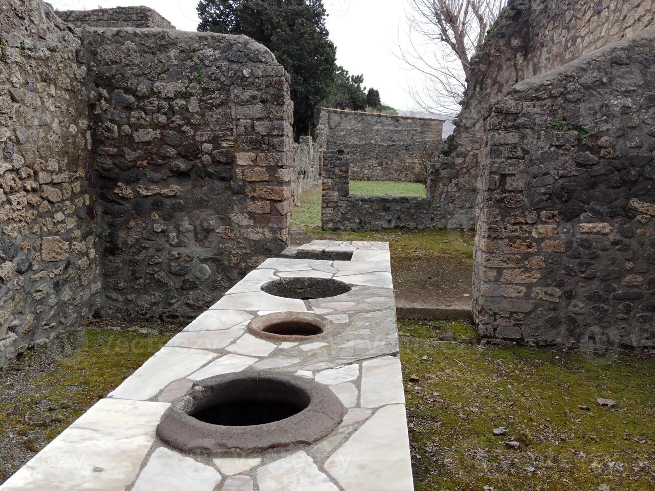 Pompeya, el antiguo romano ciudad enterrado por el erupción de montar Vesubio, soportes como un la unesco mundo patrimonio sitio, ofrecimiento un único vislumbrar dentro diario vida durante el romano imperio. foto