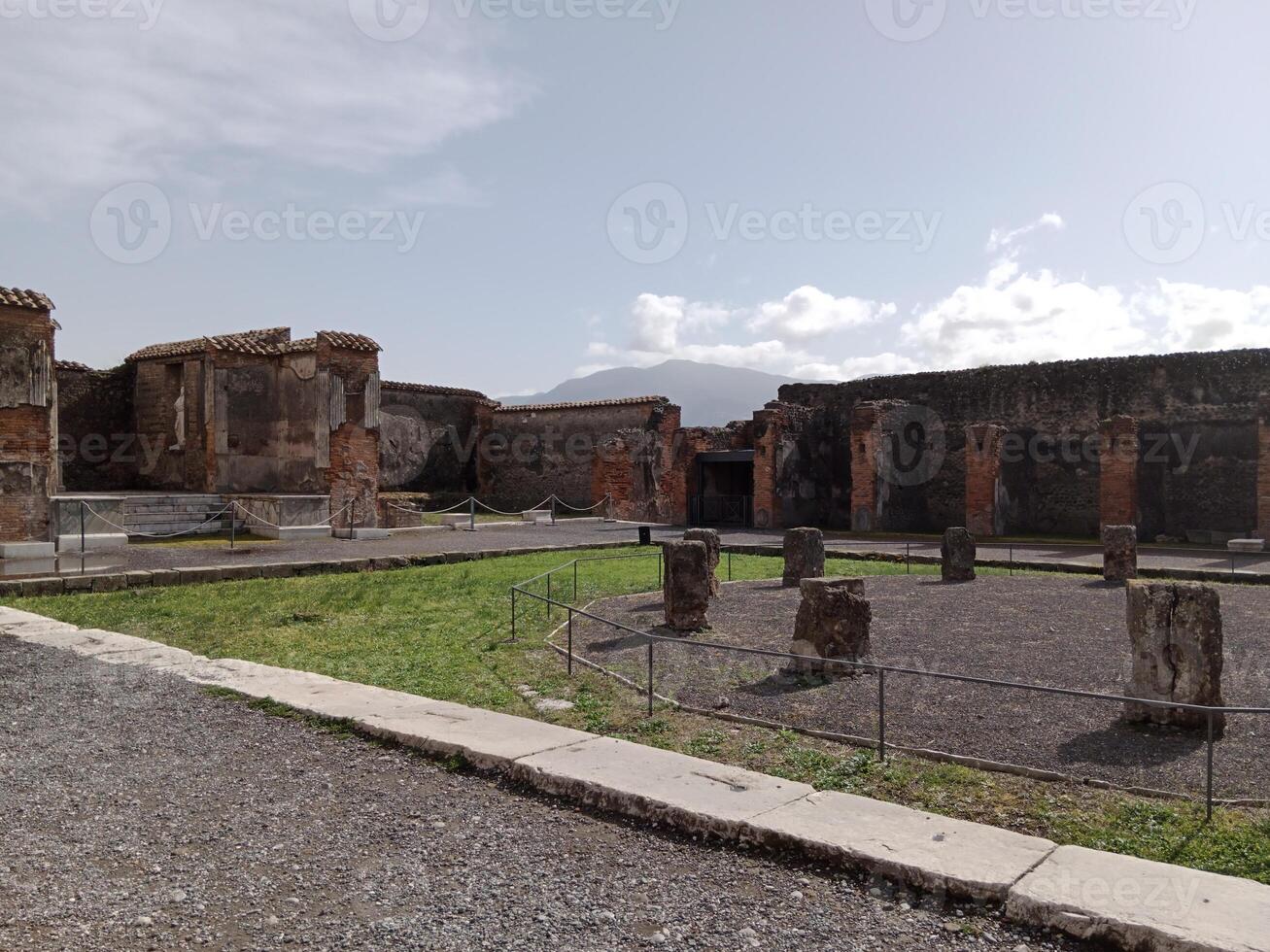 Pompeya, el antiguo romano ciudad enterrado por el erupción de montar Vesubio, soportes como un la unesco mundo patrimonio sitio, ofrecimiento un único vislumbrar dentro diario vida durante el romano imperio. foto