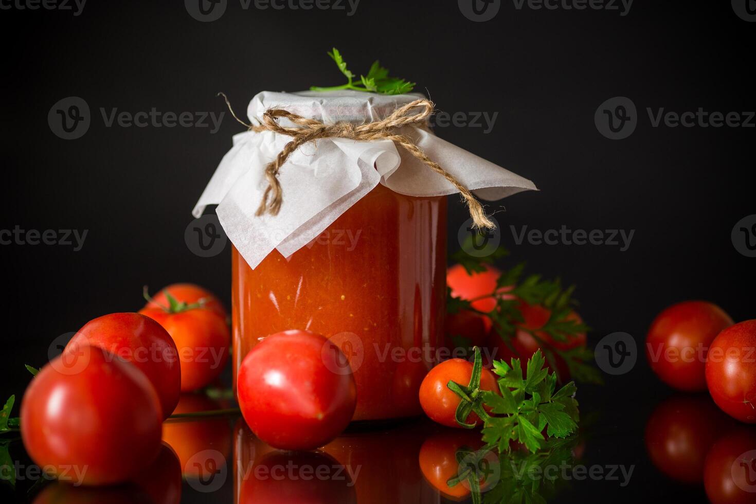 cocido hecho en casa tomate jugo Enlatado en un tarro de natural Tomates. foto