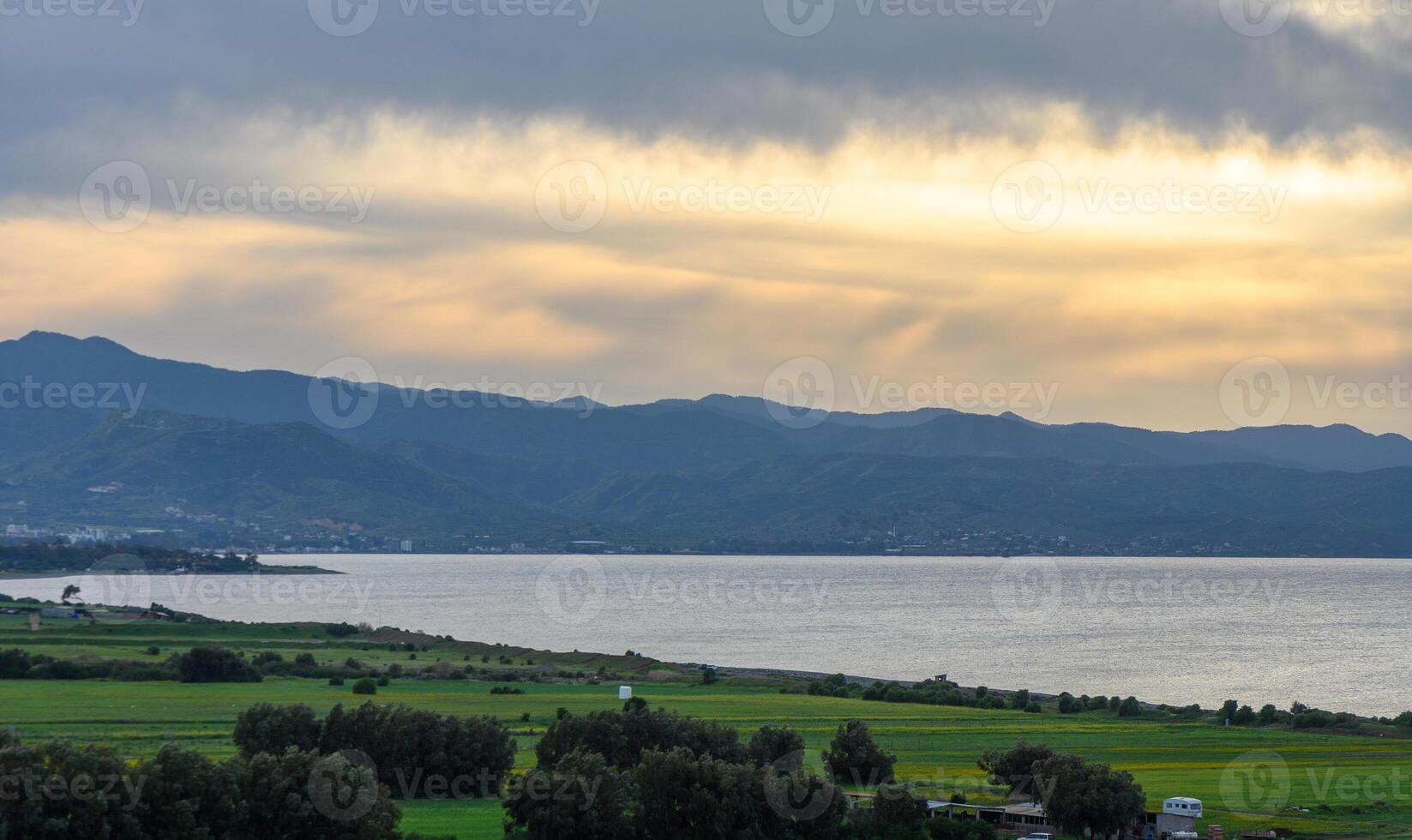 nubes puesta de sol terminado el montañas y el Mediterráneo mar en Chipre 6 6 foto