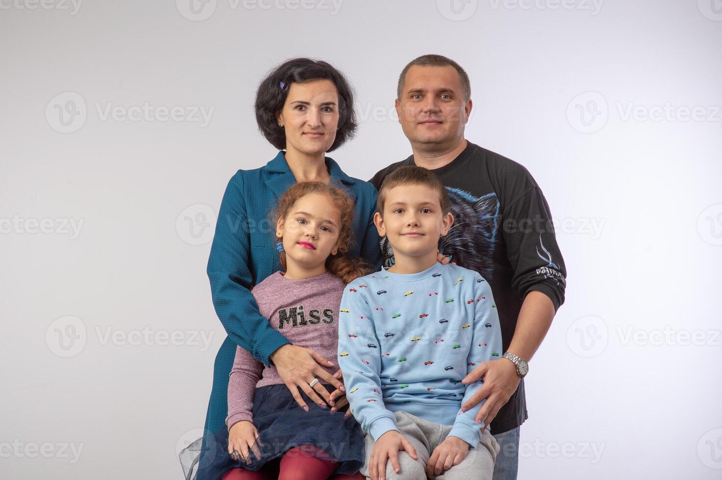 estudio retrato de un contento familia marido esposa hija y hijo 13 foto