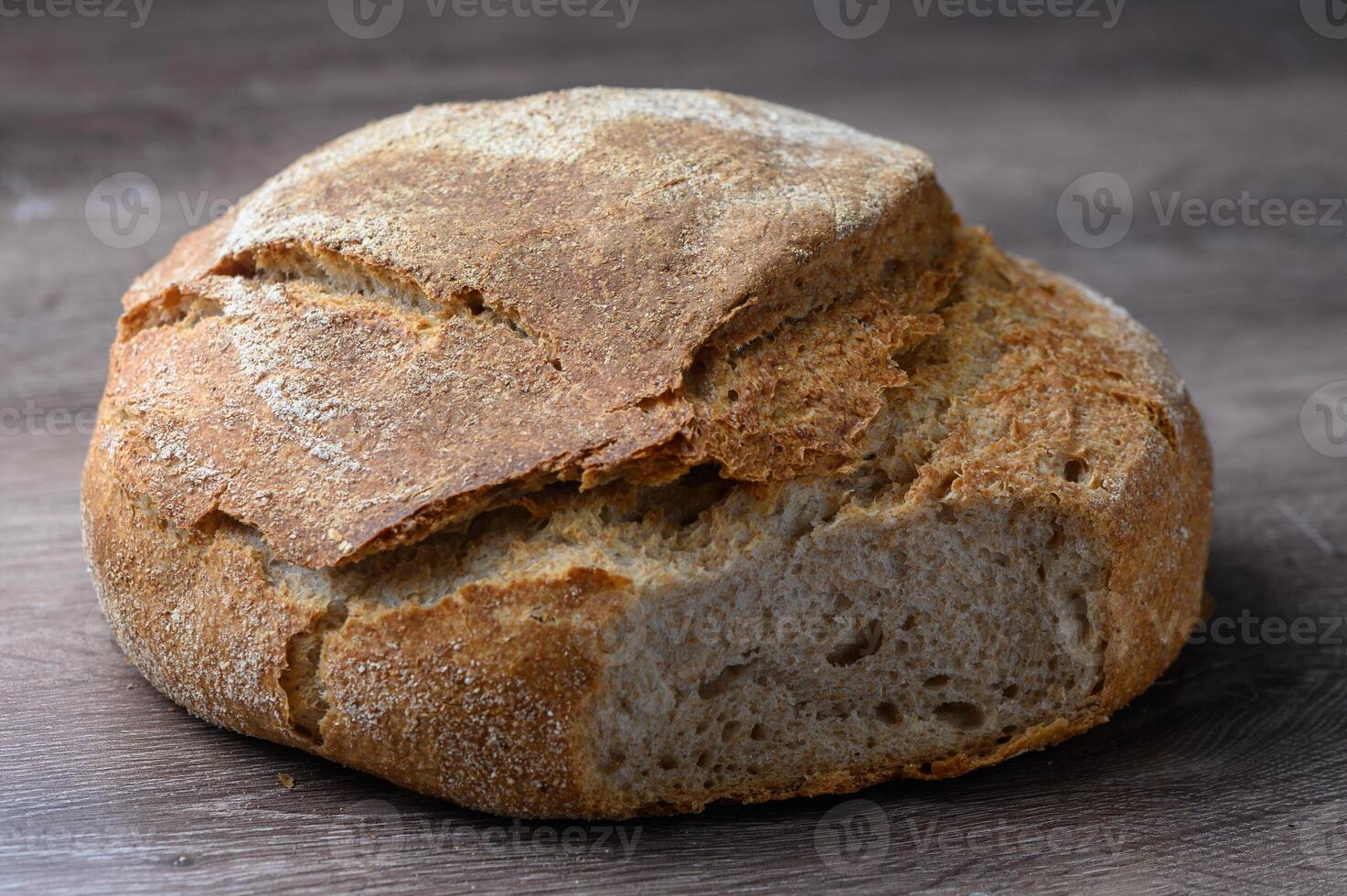 todo grano recién horneado un pan en el mesa 2 foto