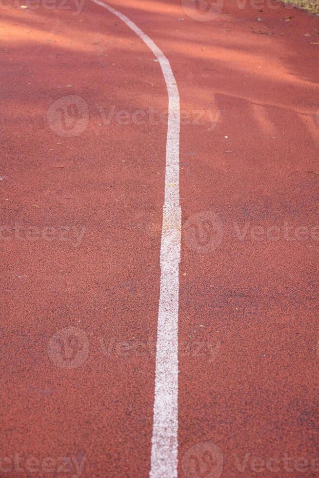 hermosa trotar pista en el parque al aire libre foto