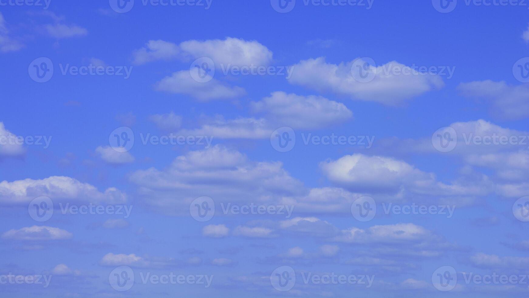 hermosa grande nubes en el cielo en primavera foto