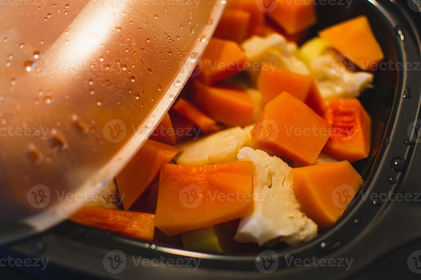 al vapor verduras, retiene vitaminas y nutrientes y vegetales permanecer suave y crujiente foto