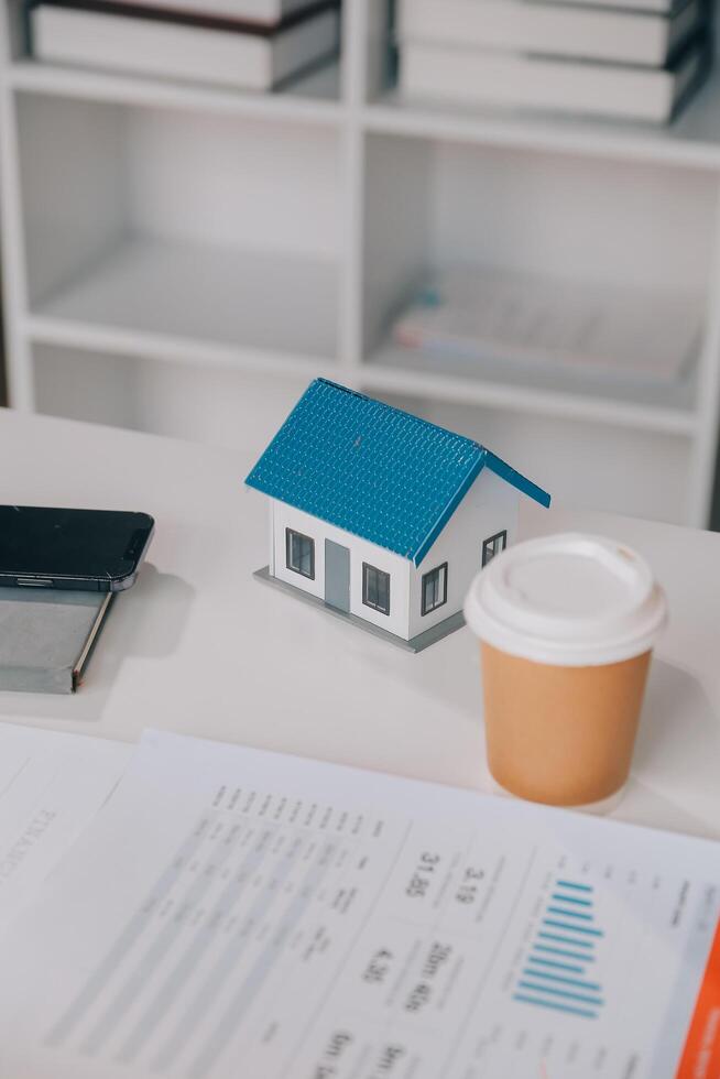 real estate agent Delivering sample homes to customers, mortgage loan contracts. Make a contract for hire purchase and sale of a house. and home insurance contracts, home mortgage loan concepts photo