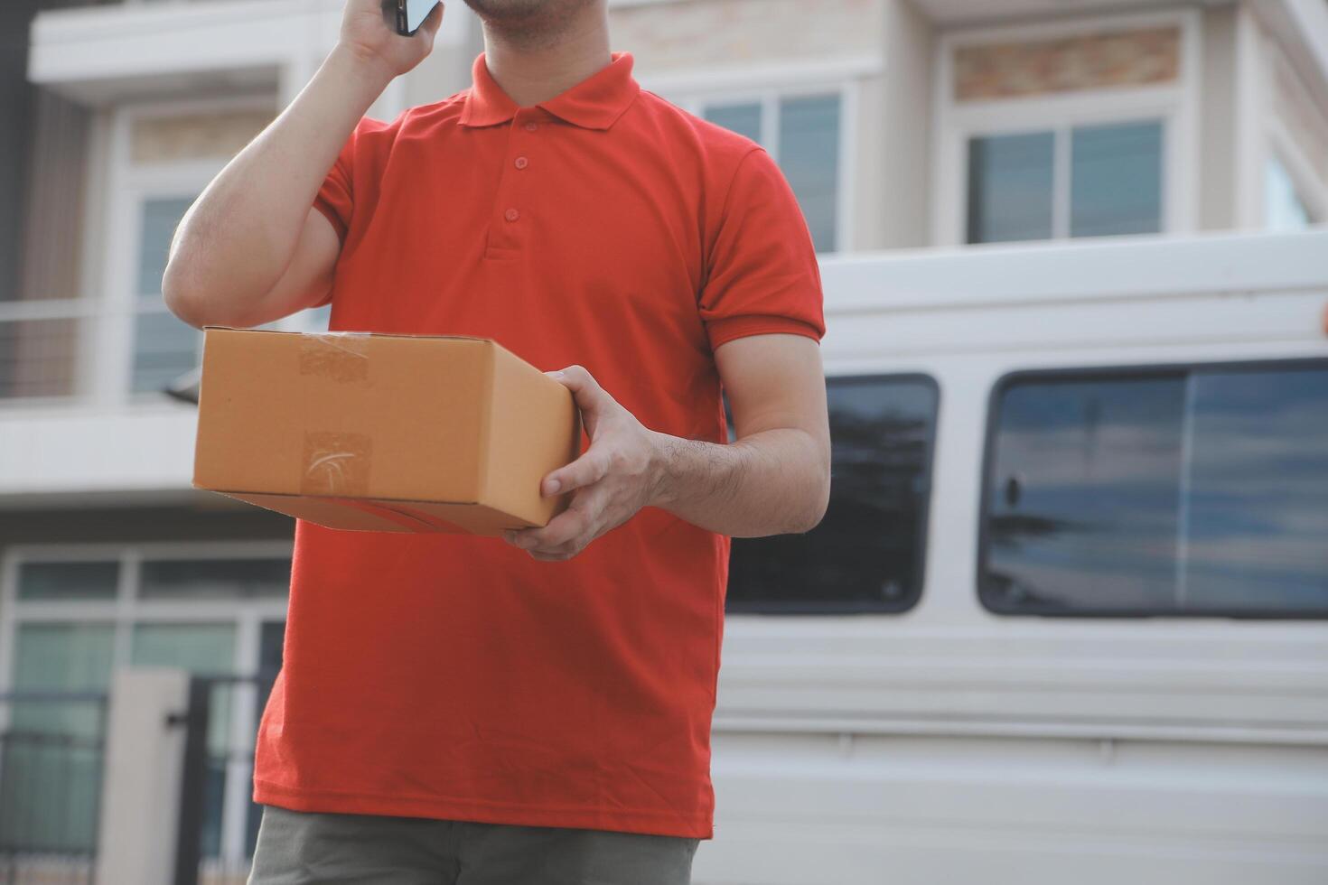 asiático entrega Rápido mensajero joven hombre utilizar dando cajas a mujer cliente él vistiendo protector cara máscara a frente hogar foto