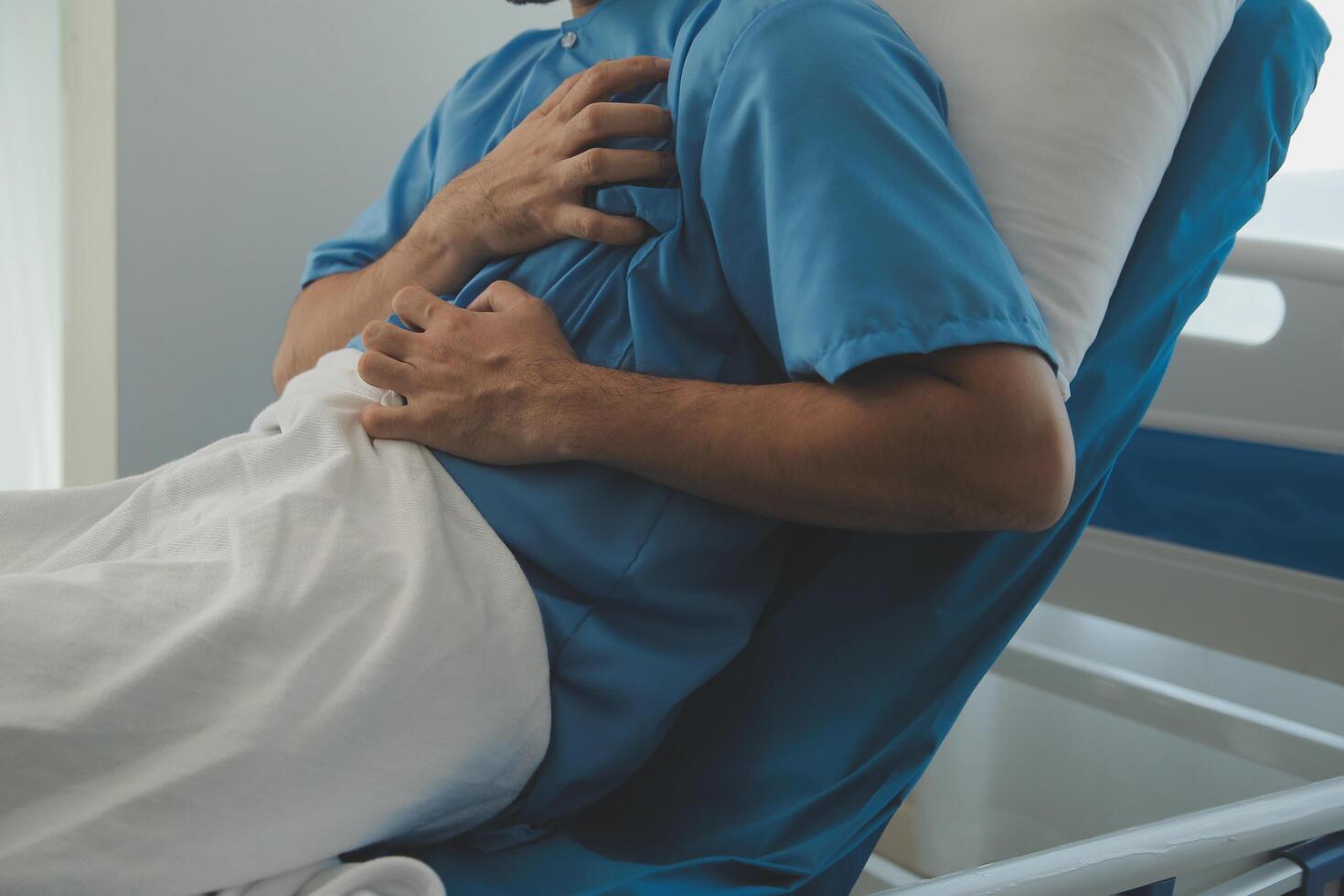 masculino paciente consultante un médico especialista a hospital. cofre dolor y inflamatorio corazón enfermedad foto