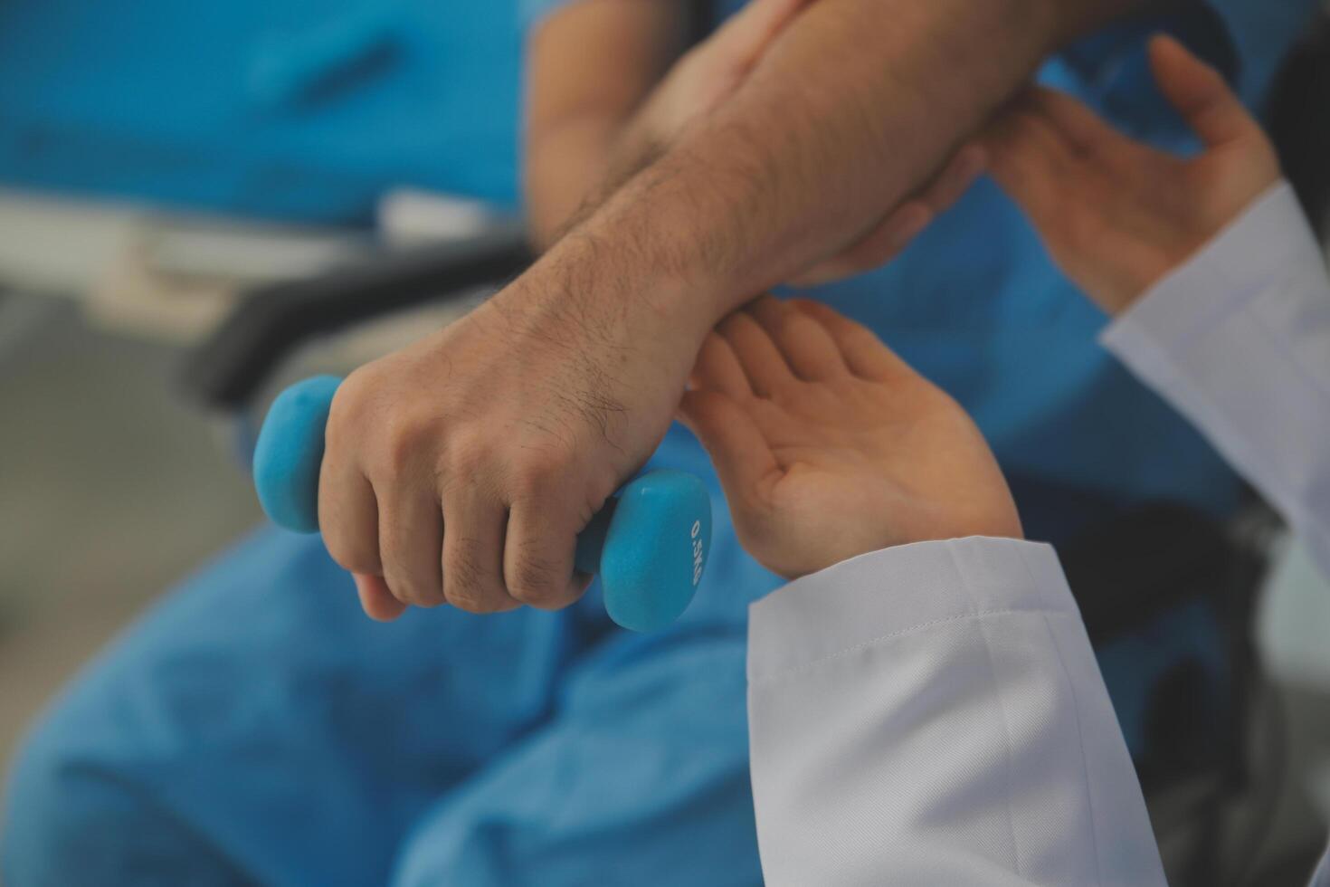 fisioterapeuta hombre dando ejercicio con pesa tratamiento acerca de brazo y hombro de atleta masculino paciente físico terapia concepto foto