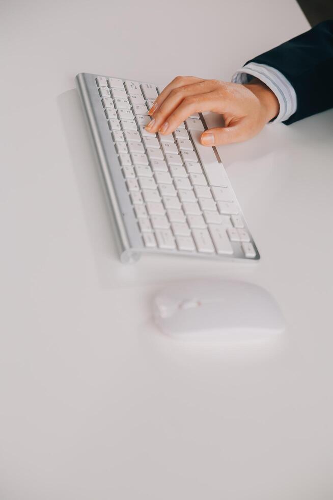 comunicación apoyo, llamada centrar y cliente Servicio ayuda escritorio. voip auriculares en teléfono teclado. foto