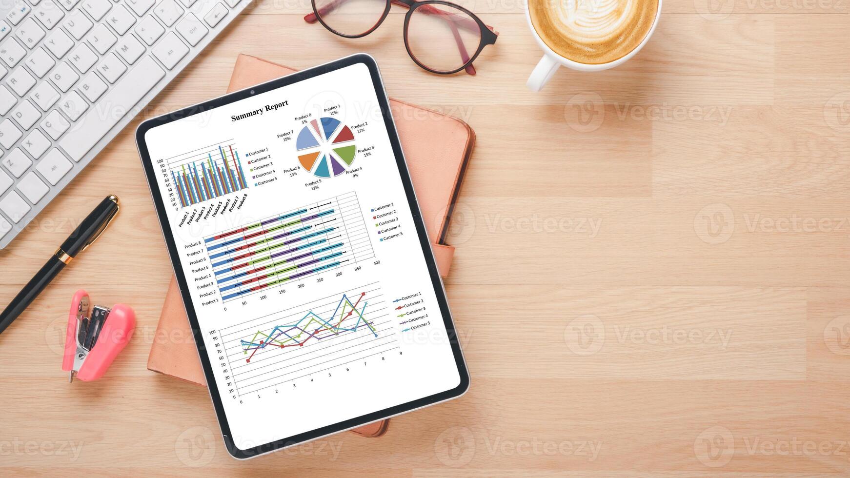 un organizado espacio de trabajo presentando un tableta con detallado analítico gráficos, siguiente a oficina esenciales y un taza de latté, ilustra un basado en datos Acercarse a negocio decisión haciendo. foto